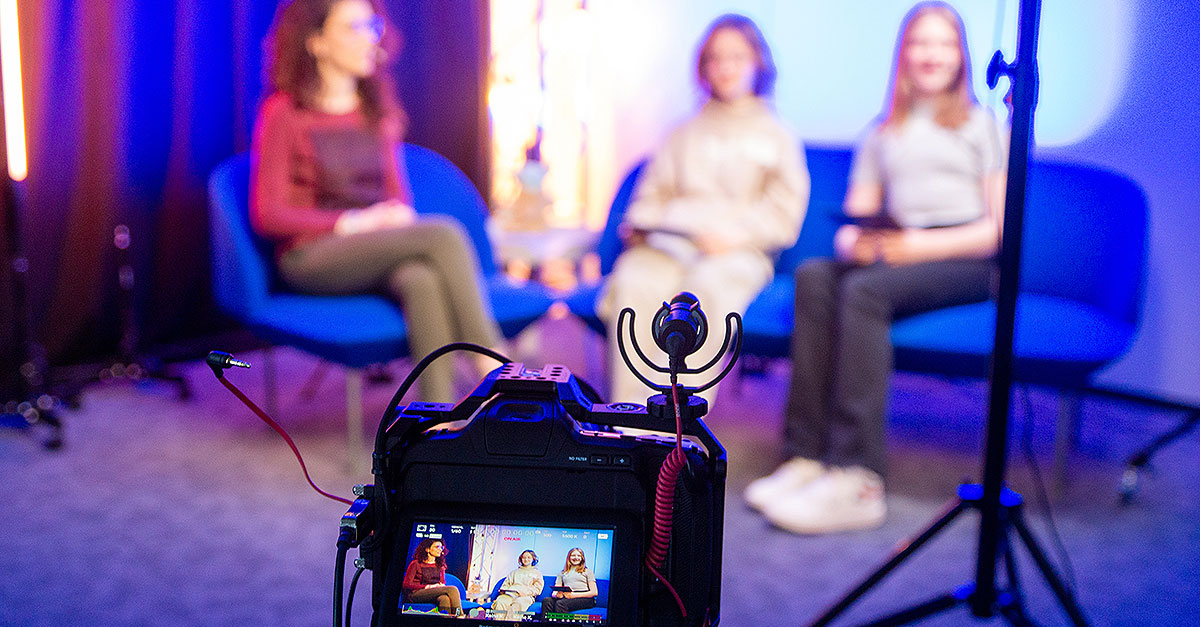 Interview-Setting im Studio vor der Kamera am Girls' Day: Die Arbeit in der IT-Branche ist spannend und vielseitig - und es gibt zahlreiche Möglichkeiten für den Berufseinstieg